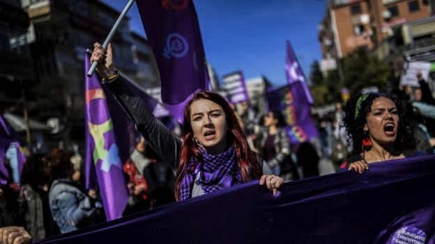 Kadın örgütleri, değişikliğin geri çekilmemesi durumunda Türkiye çapında protesto gösterileri düzenleneceğini belirtiyor.