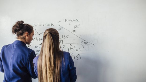 Alumnas frente al pizarrón