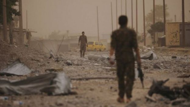 قوات سوريا الديمقراطية المدعومة من التحالف "تخرق جدار المدينة القديمة في الرقة"