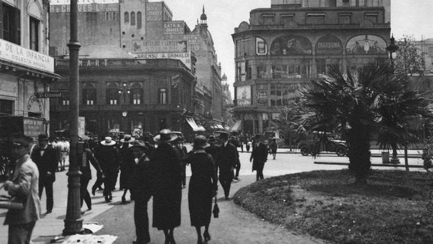 Imagen de una calle de Buenos Aires a principios del siglo XX.