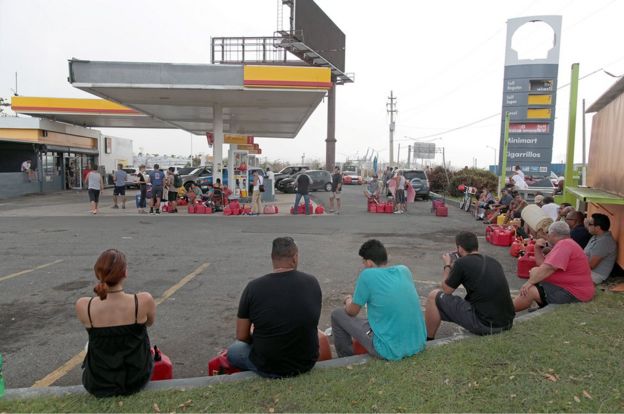 Personas haciendo fila para comprar gasolina