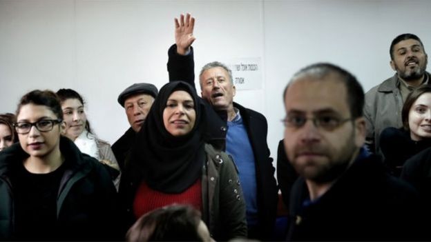 Bassem Tamimi, le père d'Ahed, le salue d'un signe de la main à son arrivée au tribunal.