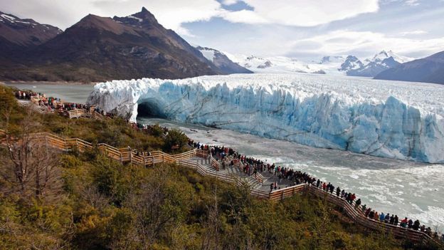 Turistas en el Glaciar Perito Moreno, en la Patagonia argentina.
