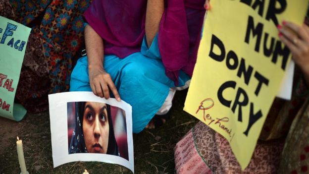 کمپین زنان فعال پاکستان در حمایت از ریحانه جباری. روی تابلوی زرد نوشته شده: مادر گریه نکن