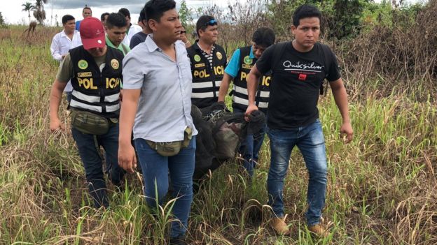 Agentes de la policÃ­a cargan el cuerpo del canadiense fallecido en la Amazonia peruana, Sebastian Woodroffe.