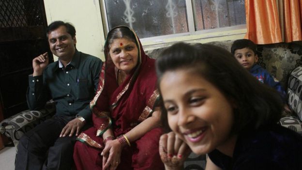 Ganesh Rakh con su madre y su hija.