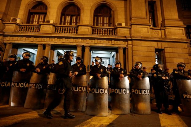 Policías custodian el Palacio de Justicia de Lima, Perú, la madrugada del 14 de julio.