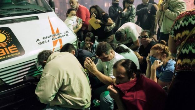 Manifestantes y viandantes tuvieron que correr para protegerse durante los choques entre la policía y los grupos más violentos.