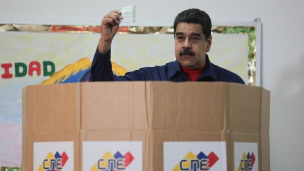 Nicolás Maduro votando
