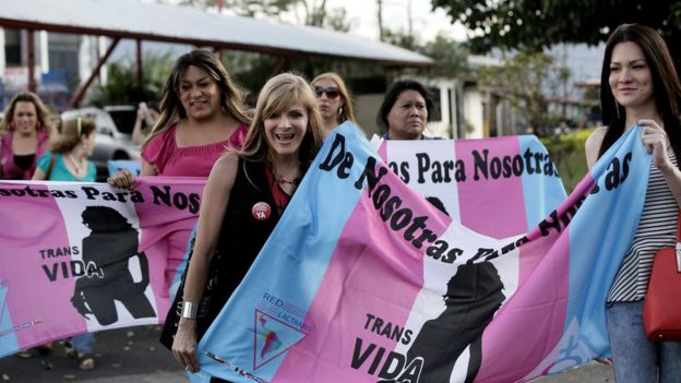 Mujeres transgénero celebran la decisión de la CorteIDH en Costa Rica el 9 de enero de 2018.