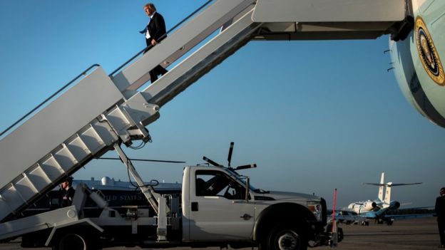 Trump desce de avião