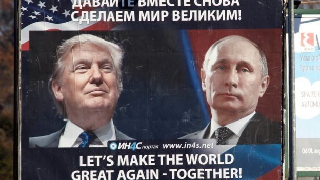 Poster en ruso con las caras de Trump y Putin.