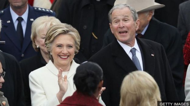 Ông Bush con (phải)