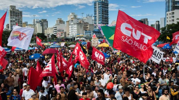 Protestocular Cumhurbaşkanı Michel Temer'in görevden alınmasını ve 4 Haziran 2017'de Brezilya'nın Sao Paulo kentinde yapılacak doğrudan seçimleri talep ediyor.