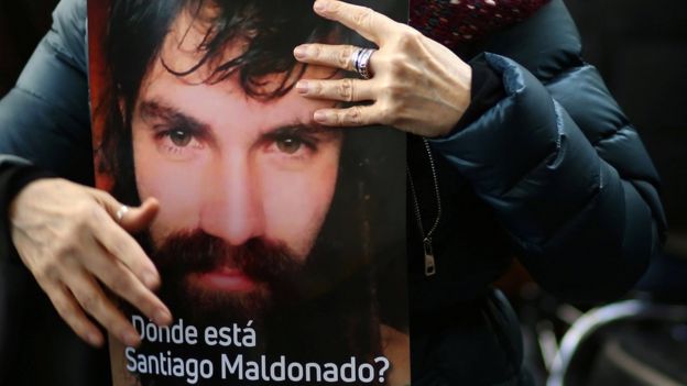Mulher com cartaz que questiona 'Onde está Santiago Maldonado'