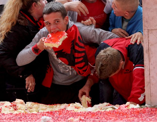 Дети едят праздничный торт в столетний юбилей независимости Албании от Османской империи. 28 ноября 2012 года.