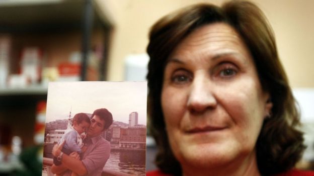 Teresa Decarini enseñando una foto de su marido