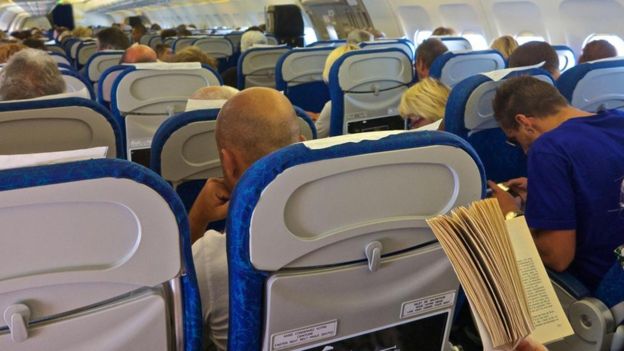 Uçakta oturan yolcular