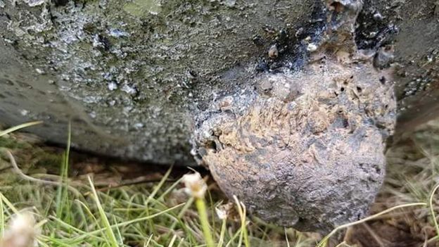 Un detalle de uno de los objetos que cayó el sábado sobre Puno, en Perú.