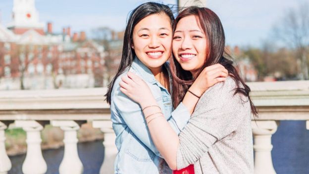 Cynthia Guo (a la izquierda) junto a su amiga, Emily Choi.