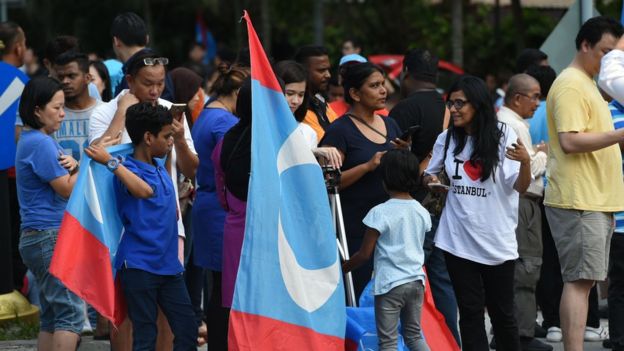 Para pendukung Pakatan Harapan berkumpul di lingkungan Istana Negara untuk menunggu pelantikan Mahathir Mohamad/ROSLAN RAHMAN/AFP.