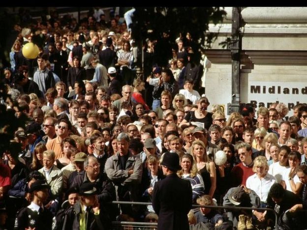 Espectadores durante el cortejo fúnebre de Diana