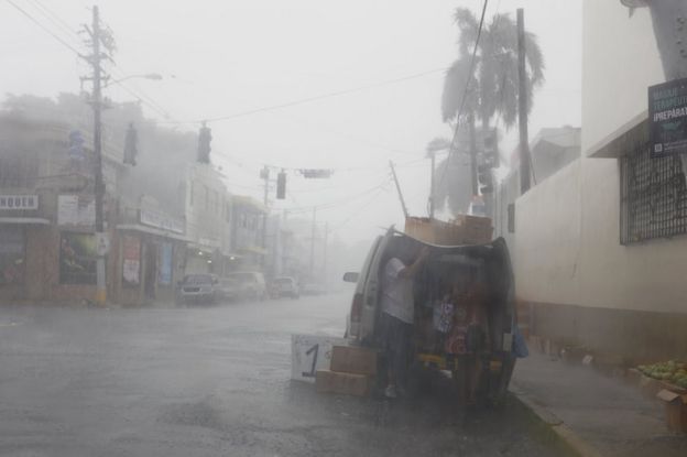 Ciudadanos de Puerto Rico bajo la lluvia