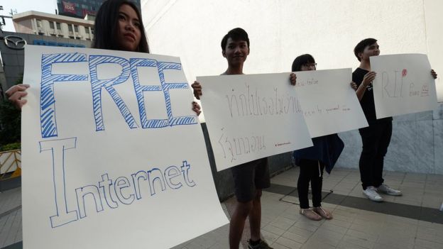 นักรณรงค์ชูป้ายเรียกร้องเสรีภาพอินเทอร์เน็ตหน้าหอศิลป์กรุงเทพฯ เมื่อเดือนธันวาคมปี 2559