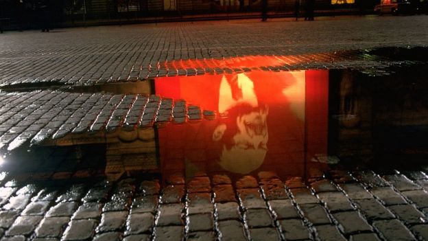 Reflejo de imagen de Lenin en charco de agua.