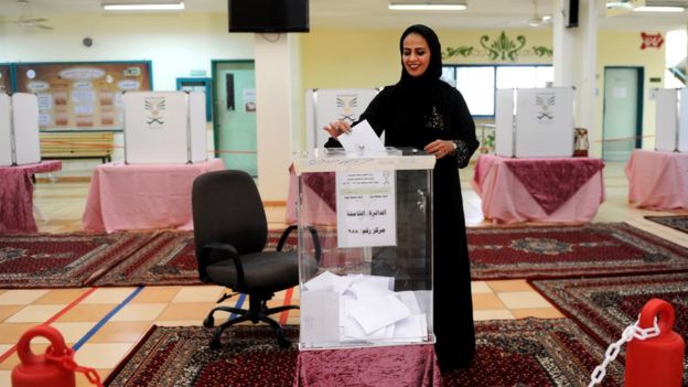 Mulher votando na Arábia Saudita