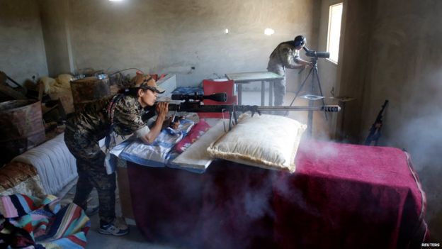 Dagaalameyaasha Kurdiyiinta ah ee ku sugan magaalada Raqqa ee dalka Suuriya ayaa la arkay iyaga oo adeegsanaya diirado yaala goob wax laga shiisho