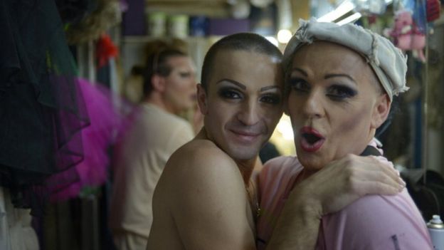 Una pareja de hombres vestidos de mujeres.