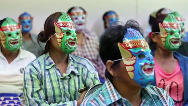 Pacientes con máscaras en un hospital en Tailandia.