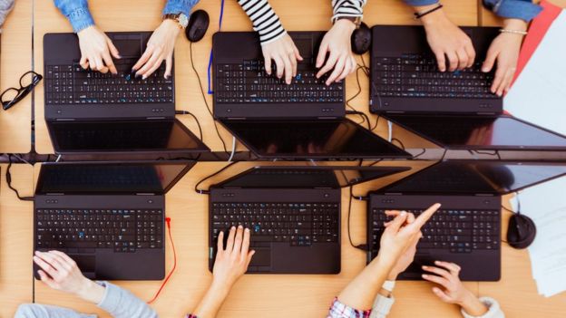 adolescentes con laptops