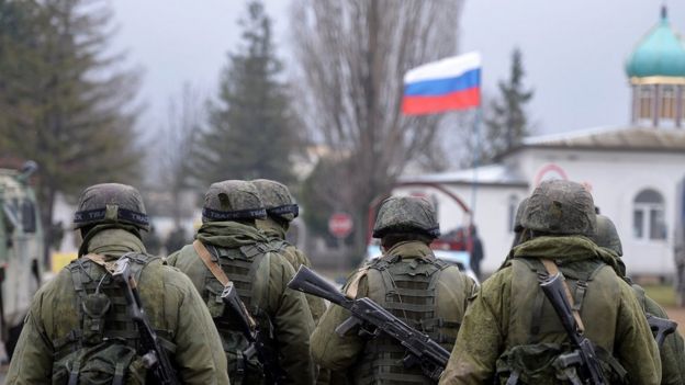 2014'te Kırım'da Rus askerleri devriye gezerken görülüyor.