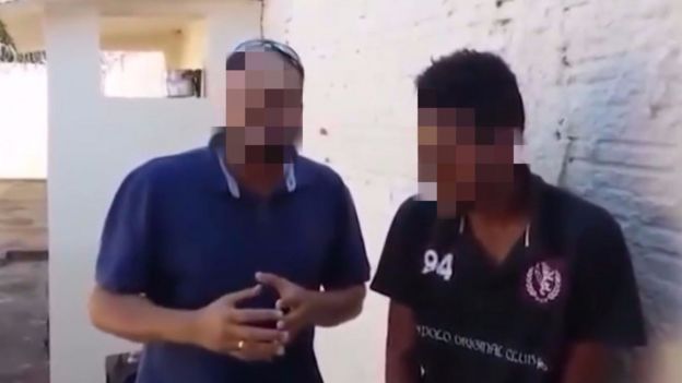 Policial e jovem durante vídeo