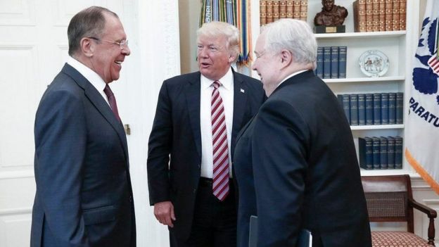 Dad badan ayay layaab la noqotay xiliga lagu beegay kulanka Trump, Lavrov iyo safiirka Ruushka Sergei Kislyak