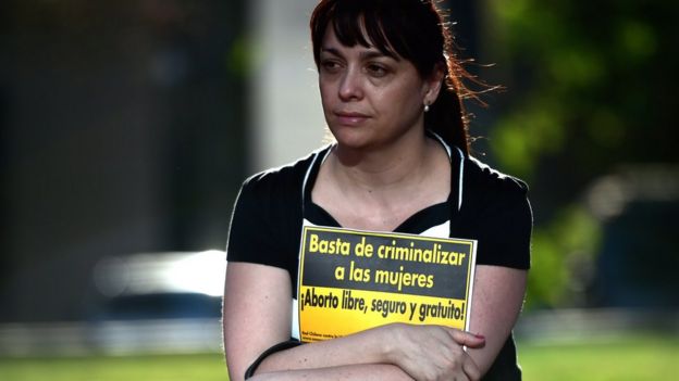 Por años, grupos de activistas a favor de legalizar el aborto han protestado en Chile.