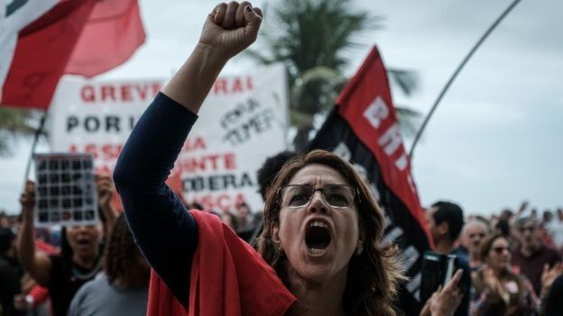 Mujer protestando