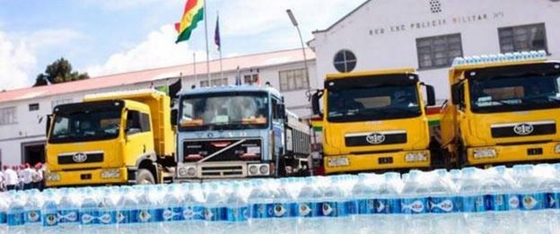 Camiones con agua embotellada