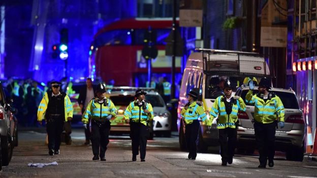 Policía en el Puente de Londres.