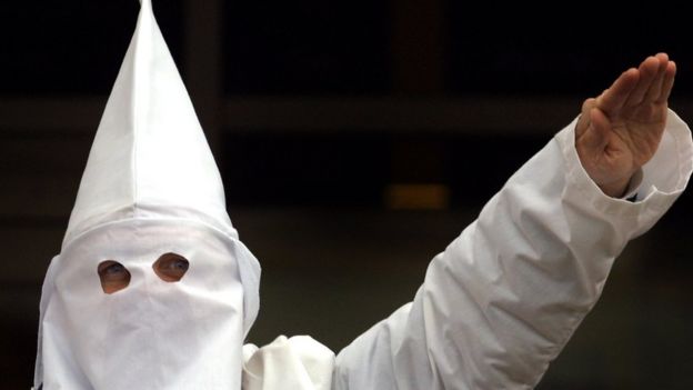 Un simpatizante del Ku Klux Klan en las afueras de Chicago.