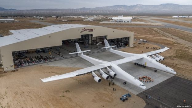 Visión lateral del Stratolaunch