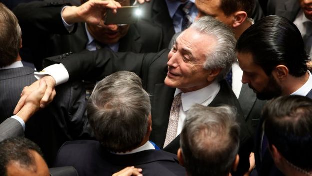 Michel Temer saludando gente.