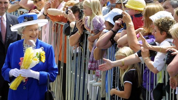 La reina Isabel II durante una visita a Nueva Zelanda en 2002.
