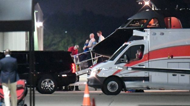 Una persona identificada como Warmbier es transferida de un avión de transporte médico a una ambulancia en Cincinnati.