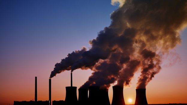 Fumaça emitida por chaminé de fábrica: A poluição externa é um dos fatores considerados de risco, segundo especialistas