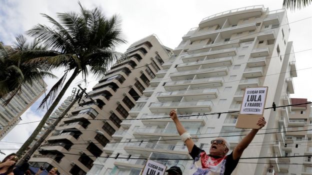 The block in Guaruja where Lula is alleged to have been given a flat