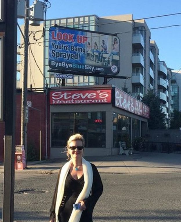 Suzanne Maher en Toronto frente a una pancarta de Bye Bye Blue Sky (Foto: Suzanne Maher)