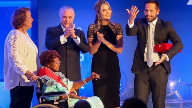 Dona Ivone recebendo Ordem do Mérito Cultural 2016 das mãos de Michel Temer